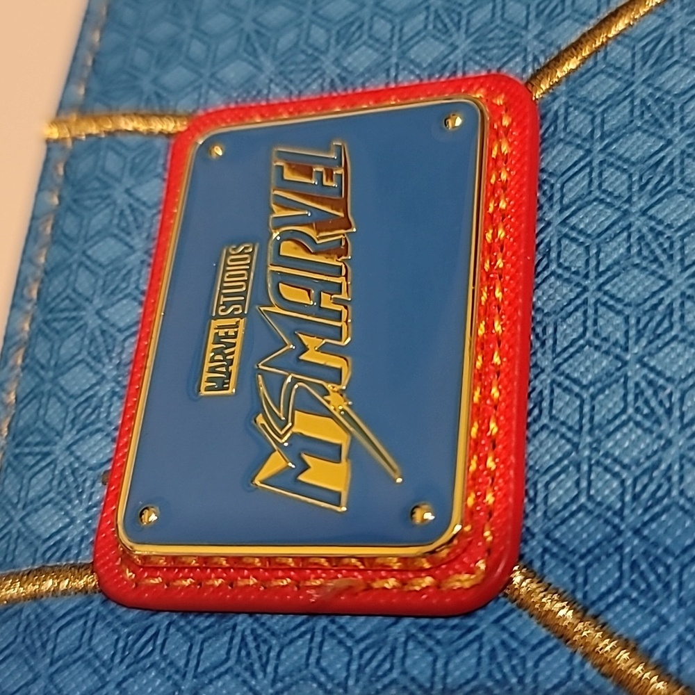 Loungfly Ms. Marvel Cosplay Zip Around Small Card Wallet - Picture 5 of 11
